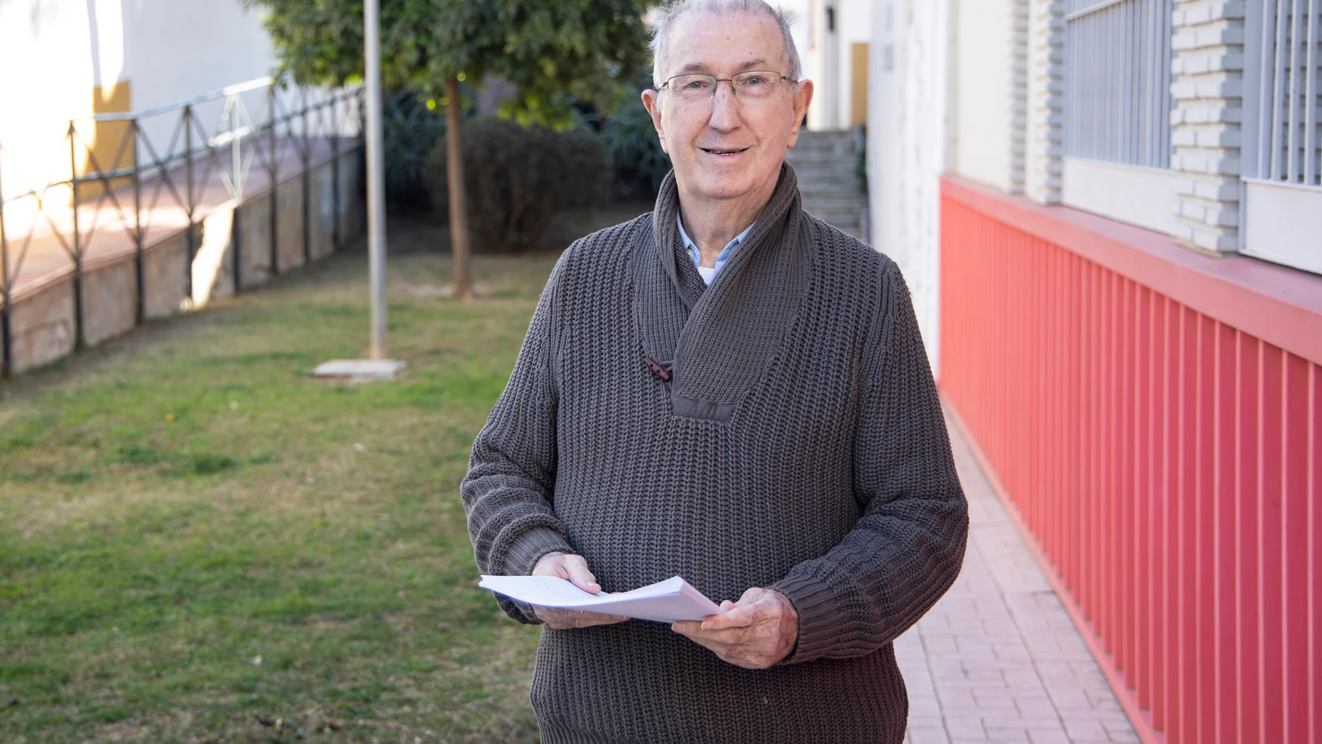 MÁLAGA, 03/03/2023.- Rubén Acedo, un jubilado español de 85 años, se adelantó a la Biblioteca Nacional y compró en febrero un manuscrito inédito del Nobel de Literatura José Echegaray que había permanecido dos décadas en una librería onubense sin que nadie se interesara por él, un documento que ahora ha puesto a buen recaudo y que ni se le "pasa por la cabeza" vender. EFE/Daniel Pérez