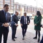 El ministro llega a la jornada recibido por el bodeguero Carlos Moro y el alcalde de Valladolid, Óscar Puente, y la subdelegada del Gobierno, Alicia Villar
