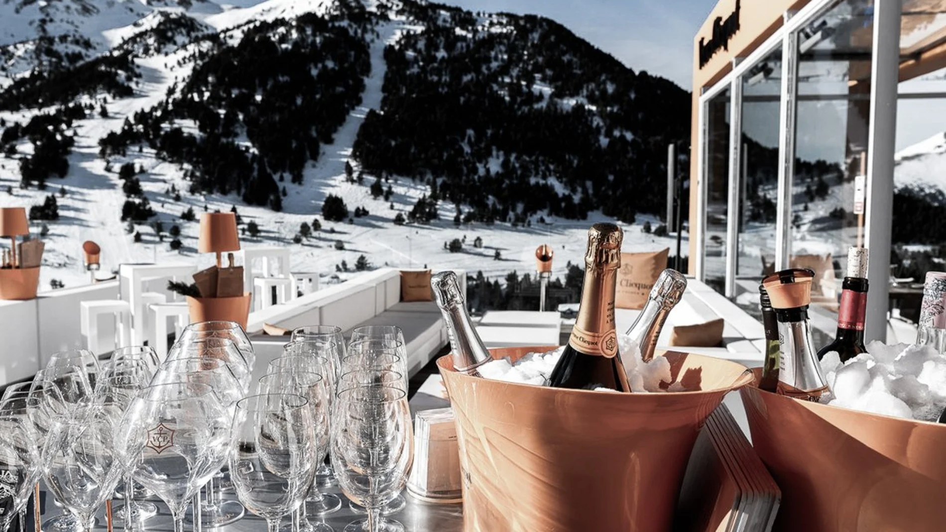 Andorra cuenta con diversas estaciones de esquí en Grandvalira que ofrecen una nieve espectacular durante varios meses al año