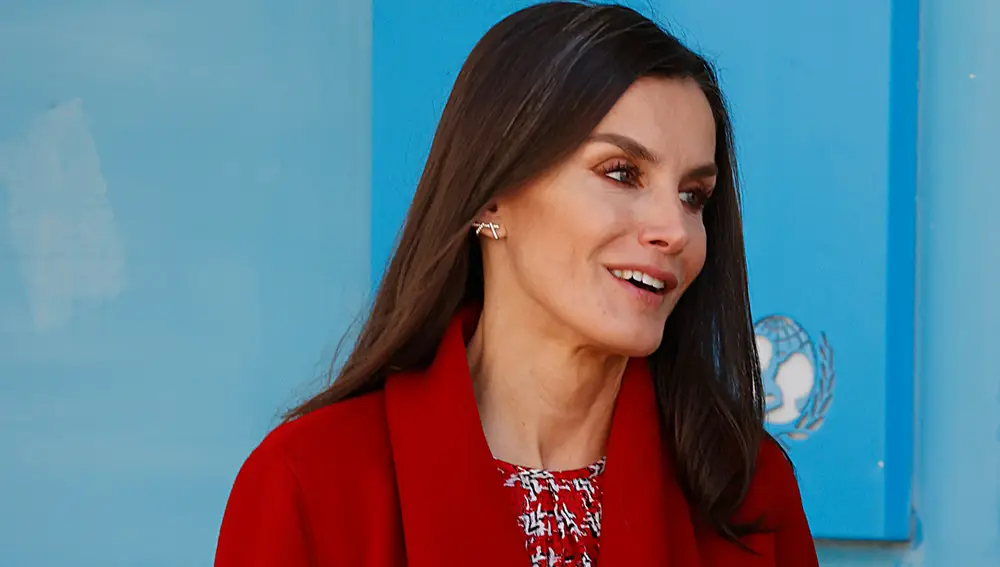 La Reina Letizia con abrigo rojo.