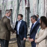 Felipe VI saluda a Fernández Mañueco