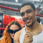 Madonna posa junto a Josh Popper