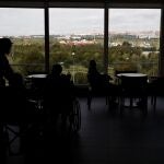  Cuidadores atienden a los ancianos alojados en la residencia Casablanca, en el barrio madrileño de Villaverde, antes de proceder a la desinfección de las instalaciones para evitar la propagación del coronavirus.