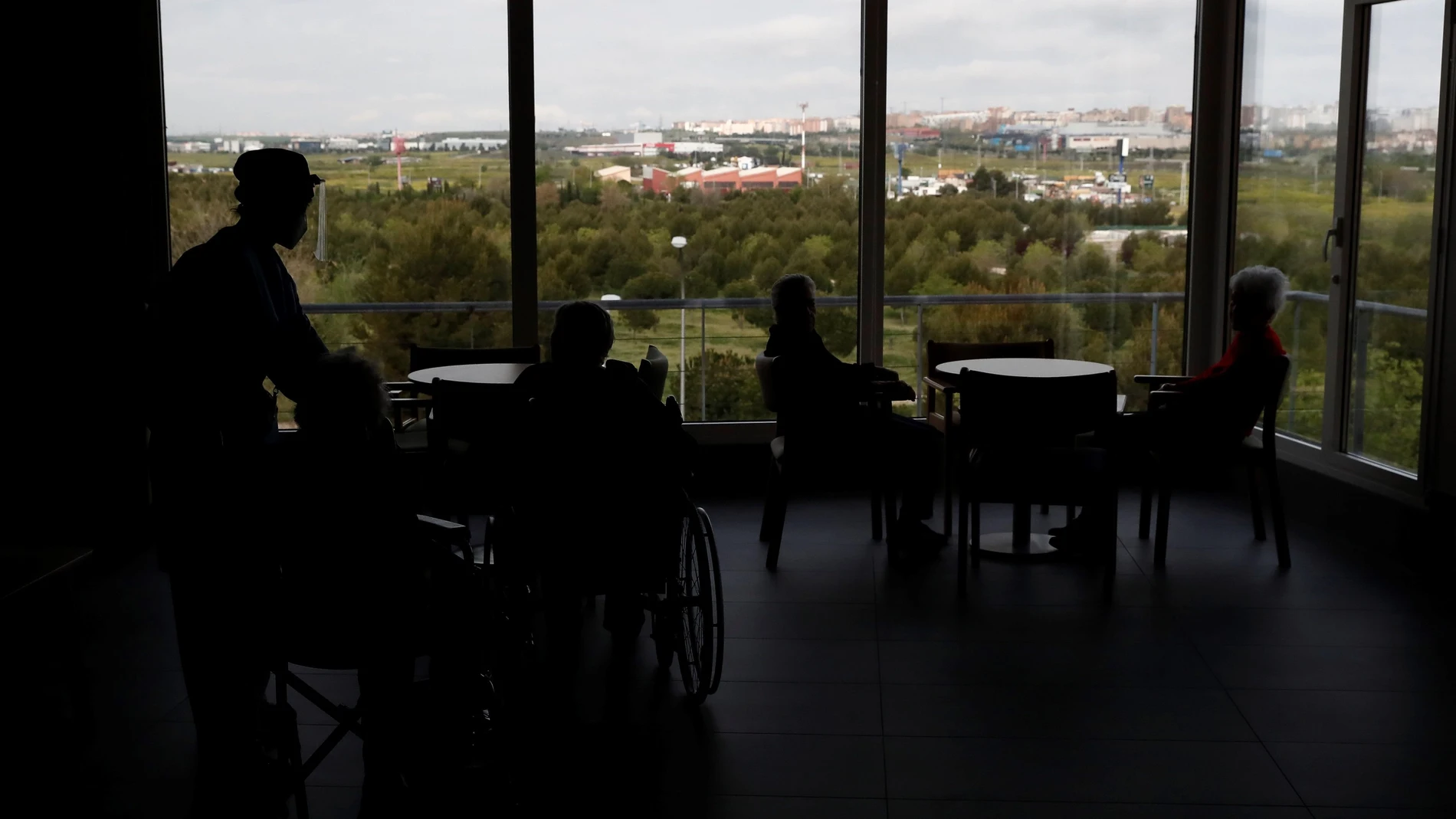 Cuidadores atienden a los ancianos alojados en la residencia Casablanca, en el barrio madrileño de Villaverde, antes de proceder a la desinfección de las instalaciones para evitar la propagación del coronavirus.