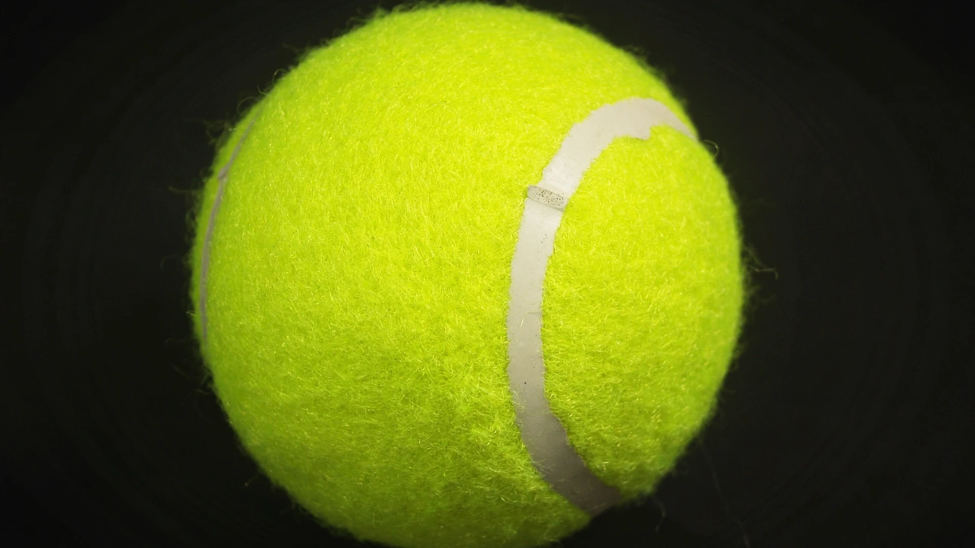 Una pelota de tenis puede ayudarte a quitar los nudos de tu espalda