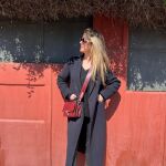 Amelia Bono con pantalones pitillo.