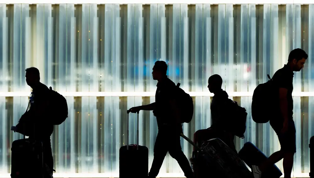 Pasajeros en tránsito en el aeropuerto de El Prat, en Barcelona.