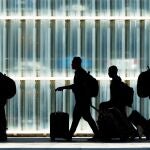 Pasajeros en tránsito en el aeropuerto de El Prat, en Barcelona.