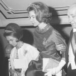 Irene de Grecia (c) junto a su hermana Sofía (I) durante la inauguración del Teatro Real, en 1966. 