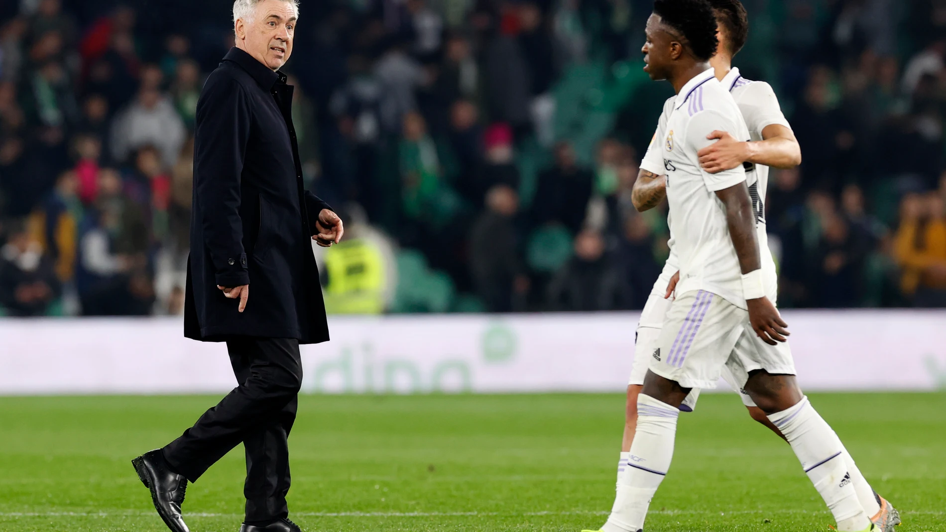SEVILLA, 05/03/2023.- El entrenador del Real Madrid, Carlo Ancelotti (i), y el delantero Vinicius Junior, al término del partido de LaLiga que Real Betis y Real Madrid han disputado hoy domingo en el estadio Benito Villamarín, en Sevilla. EFE/Julio Muñoz