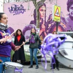 Una cadena humana une el mural feminista de Ciudad Lineal con el parque Calero por la semana del 8M