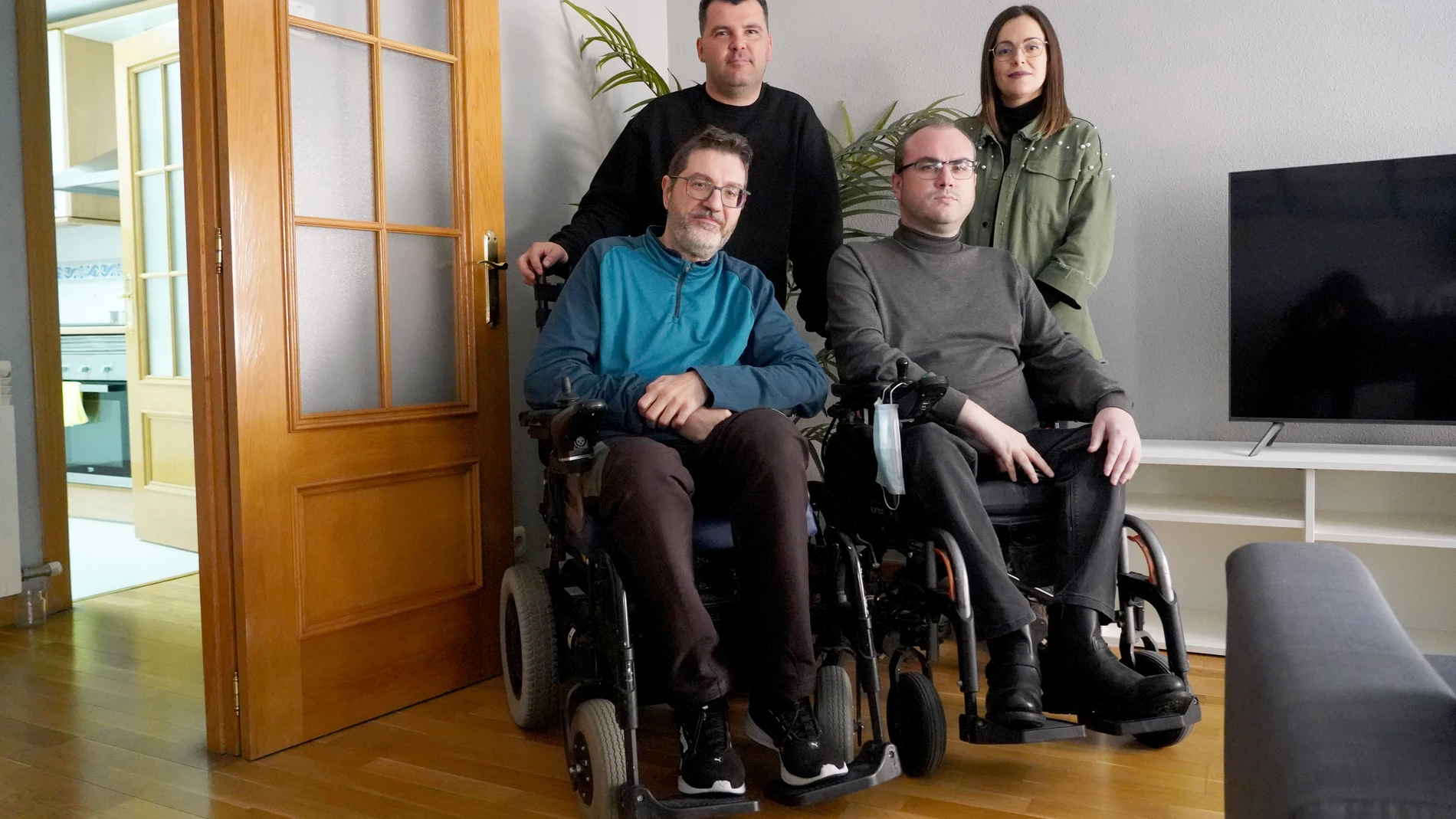 Proyecto de vivienda de transición a la vida auntónoma para personas con discapacidad. De izquierda a derecha y de abajo a arriba, Benito Hernández y Nacho Fadrique, usuarios del piso de transición; Diego Vay, asistente personal, y Laura Cano, responsable de Predif del proyecto
