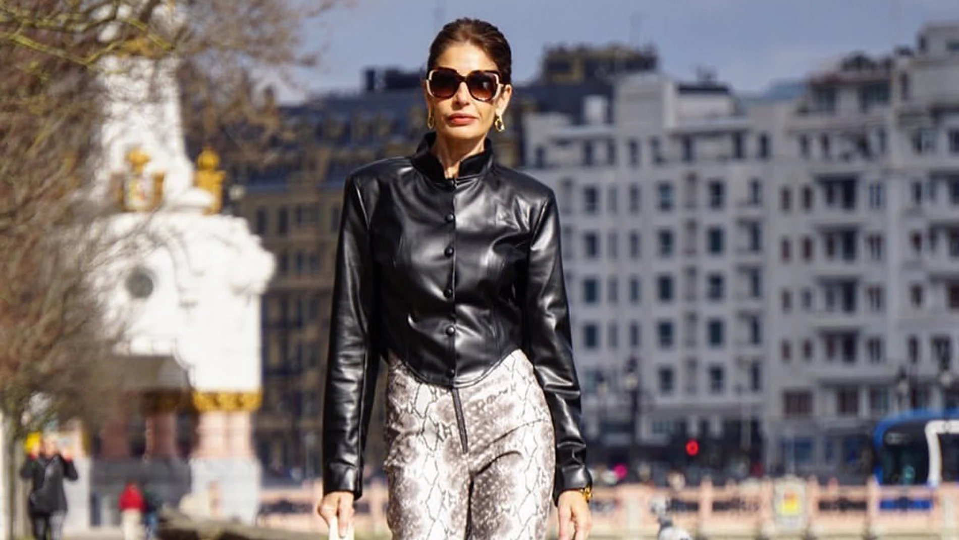 Los pantalones de piel de serpiente que enamoran a las mujeres de 50 años
