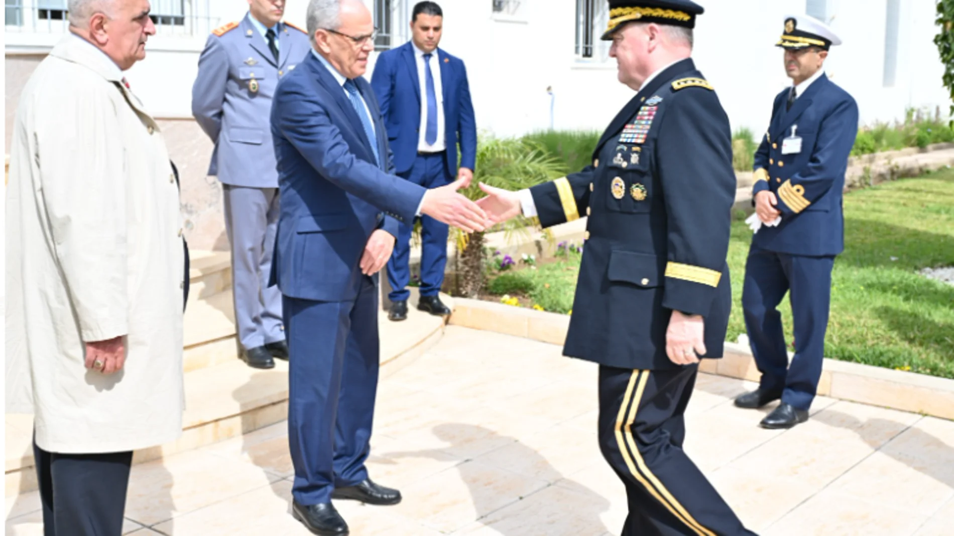 El militar norteamericano saluda al ministro de Defensa marroquí