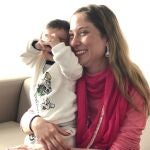 Iria, junto a su bebé Zahara, de 8 meses