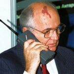 Mijail Gorvachov, último líder de la Unión Soviética, con un Nokia Mobira Cityman 900. 