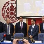 El decano del colegio de Ingenieros técnicos forestales, José Antonio Gallegos; el consejero de Medio Ambiente, Vivienda y Ordenación del Territorio, Juan Carlos Suárez-Quiñones; el rector de la UVa, Antonio Largo; El decano de colegio de Ingenieros de Montes, Asier Saiz; y el presidente de la Mesa Intersectorial de la Madera, Roberto Brabo,firman un Protocolo de Colaboración para la promoción de la formación forestal universitaria