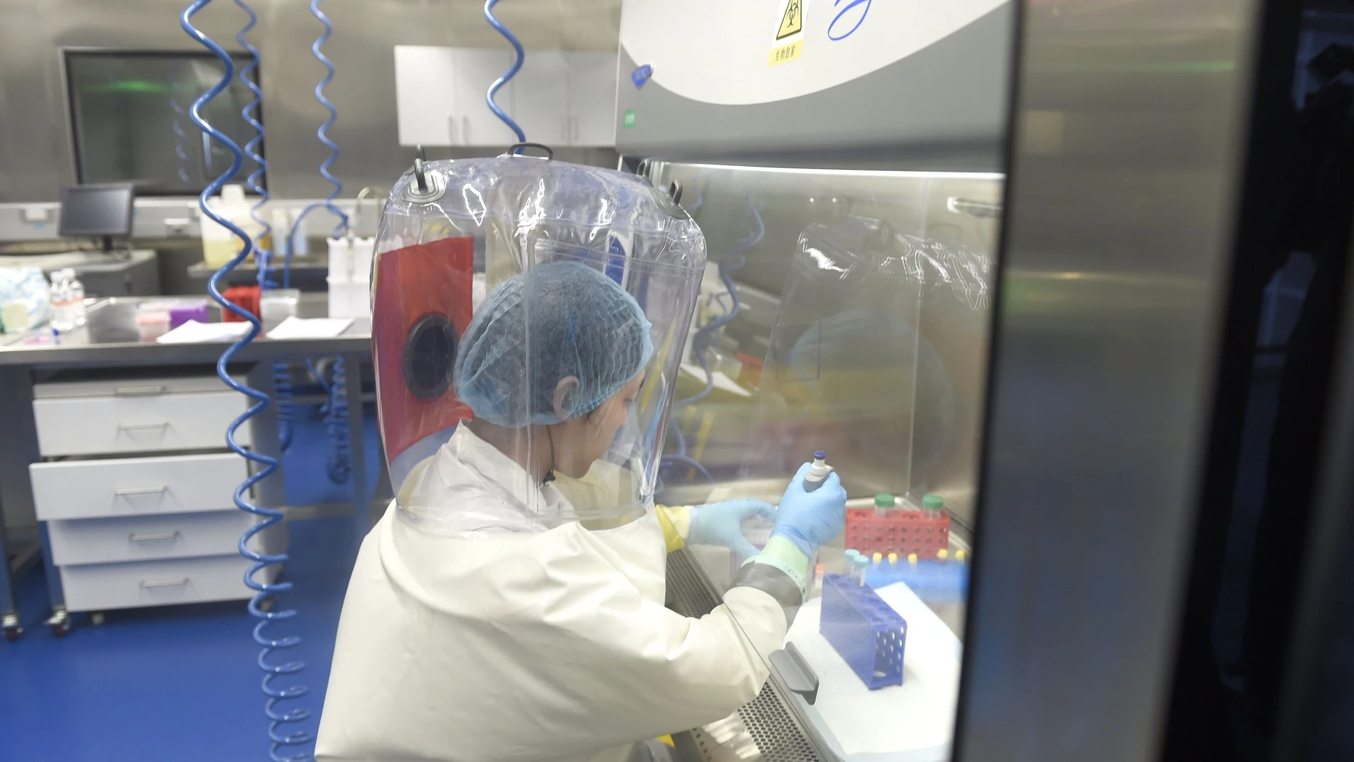 Una trabajadora en el Instituto de Virología de Wuhan (China)