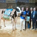 La res premiada junto a sus criadores y miembros de la organización del certamen