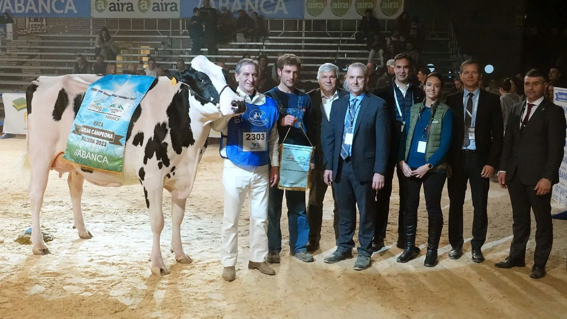 La res premiada junto a sus criadores y miembros de la organización del certamen