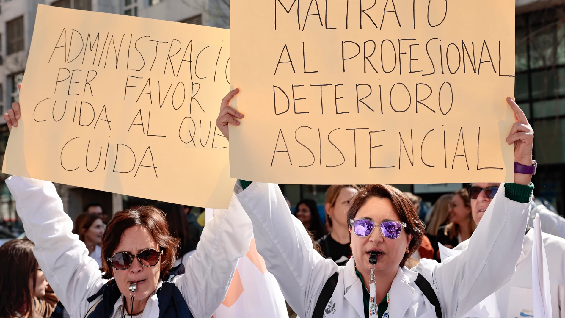 El Sindicato de Médicos de la Comunitat Valenciana (CESM CV) realiza el primero de los tres días de huelga que ha convocado para denunciar la "degradación" de la sanidad pública valenciana