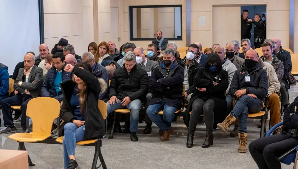 Ana María Cameno (delante), conocida como la Reina de Coca, junto al resto de acusados comparece ante el tribunal de la Audiencia Nacional en el arranque del juicio a Los Miami con 81 acusados