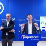 Conrado Íscar bromea con los medios en presencia del coordinador de campaña Víctor Alonso