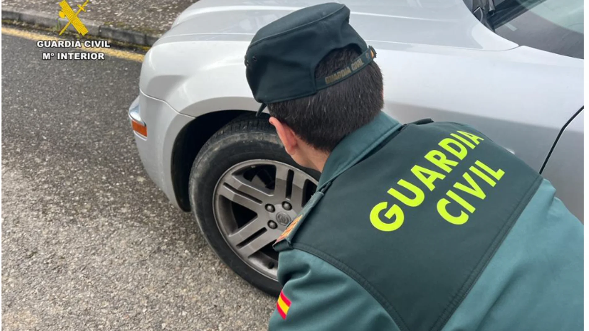 Un agente, durante las labores de investigación