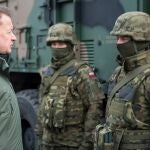 Mariusz Błaszczak, Viceprimer Ministro, Ministro de Defensa Nacional de Polonia, durante la formación de operadores y tripulaciones del sistema "Mała Narew"