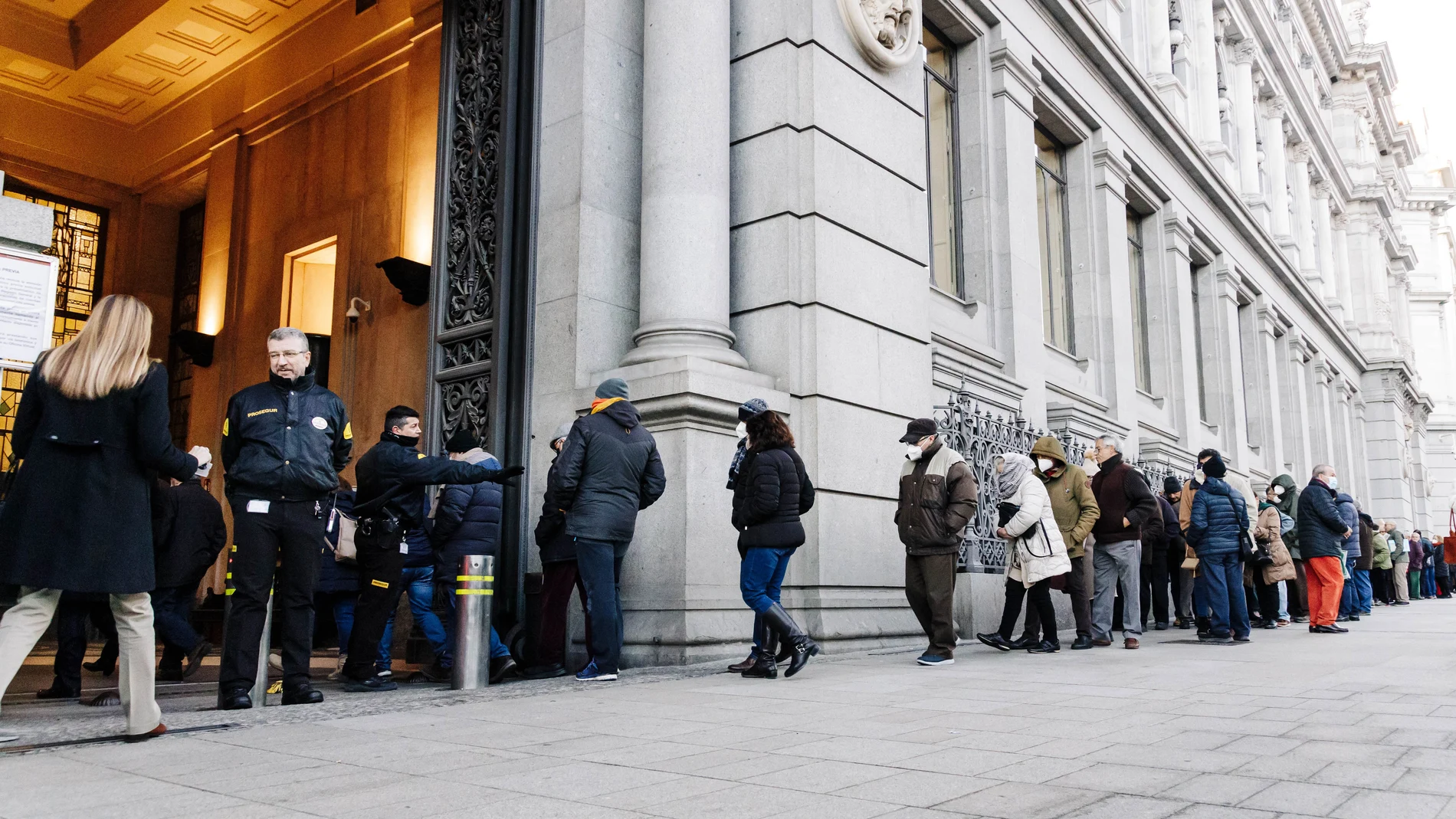 Decenas de personas hacen cola para contratar Letras del Tesoro, en el Banco de España