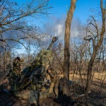 Artilleros del destacamento Mirlo Negro del batallón 130 del Ejército ucraniano