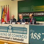  el secretario general de la Consejería, Alberto Díaz Pico, presenta la Cátedra de Innovación junto al decano de la Facultad de Comercio de la Universidad de Valladolid, José Antonio Salvador Insúa, y del director Territorial de Castilla y León del Banco Santander Francisco Javier Martín Calvo