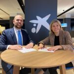El presidente de CEOE Ávila, Diego Díez, y la directora territorial de CaixaBank en Castilla y León, Belén Martín, firman un convenio de colaboración para impulsar la formación dual en la provincia