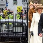 Manifestantes antimonárquicos abuchean al rey Carlos y Camila durante su visita a Colchester