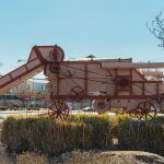Antigua máquina trilladora en la glorieta de Paseo de la Estación