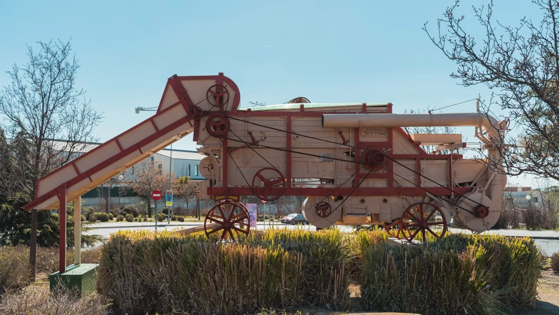 Antigua máquina trilladora en la glorieta de Paseo de la Estación