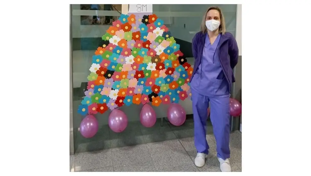 Sara Amigo ante uno de los trabajos realizados por los usuarios que forma parte de las actividades de estimulación cognitiva.