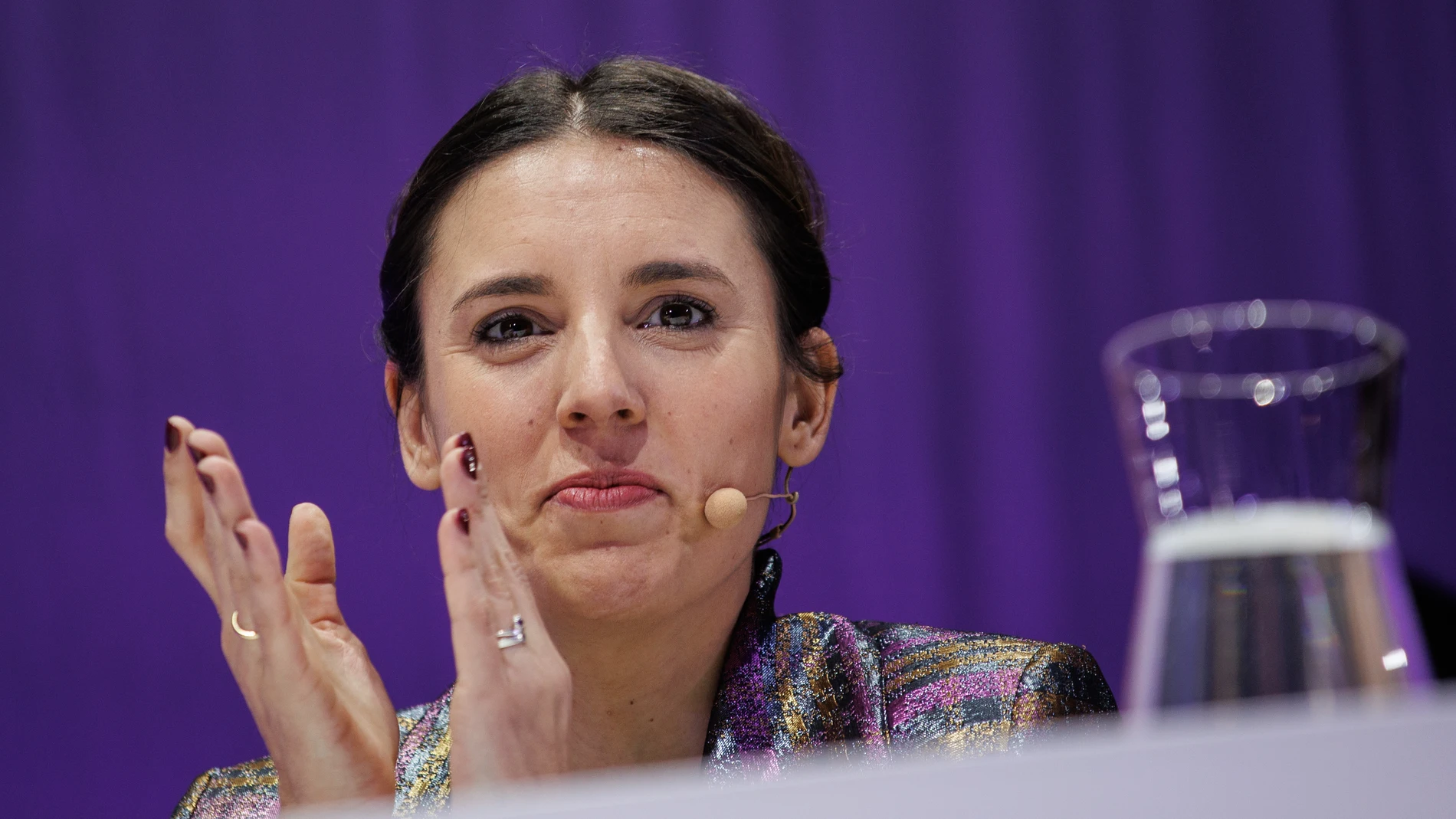La ministra de Igualdad, Irene Montero, aplaude durante un acto institucional del Día Internacional de las Mujeres, en el Teatro Pavón, a 8 de marzo de 2023, en Madrid (España). El acto, que se desarrolla bajo el lema, 'Ahora que ya nos veis. #Este8MHablemos', ha sido organizado por el Instituto de las Mujeres por el Día Internacional de la Mujer que se celebra hoy, 8 de marzo. 08 MARZO 2023;MADRID;DIA INTERNACIONAL DE LA MUJER;TEATRO PAVON Alejandro Martínez Vélez / Europa Press 08/03/2023