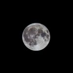 Una luna normal, o tal vez una superluna, quién sabe, porque son indistinguibles en estas condiciones