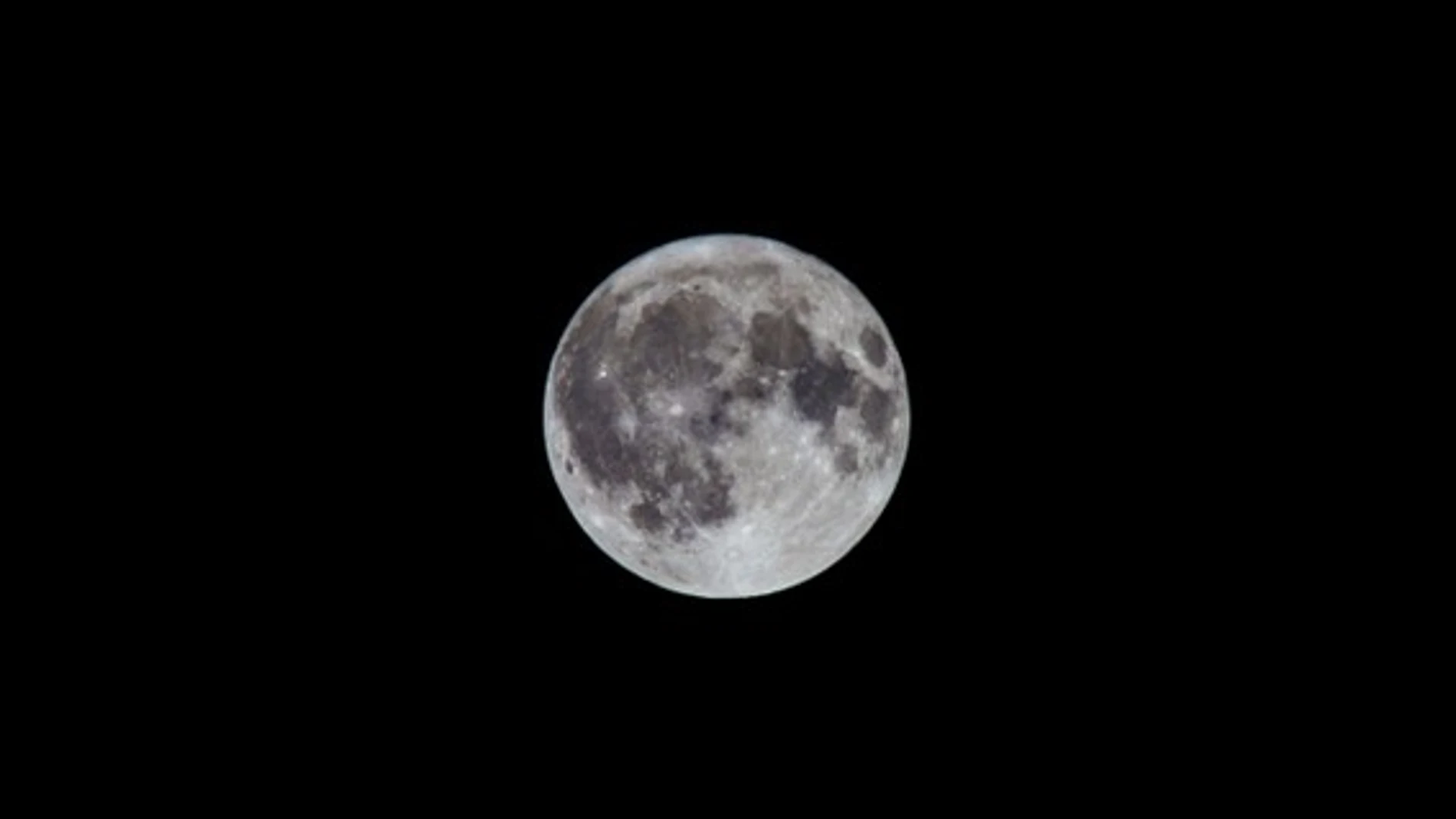 Una luna normal, o tal vez una superluna, quién sabe, porque son indistinguibles en estas condiciones
