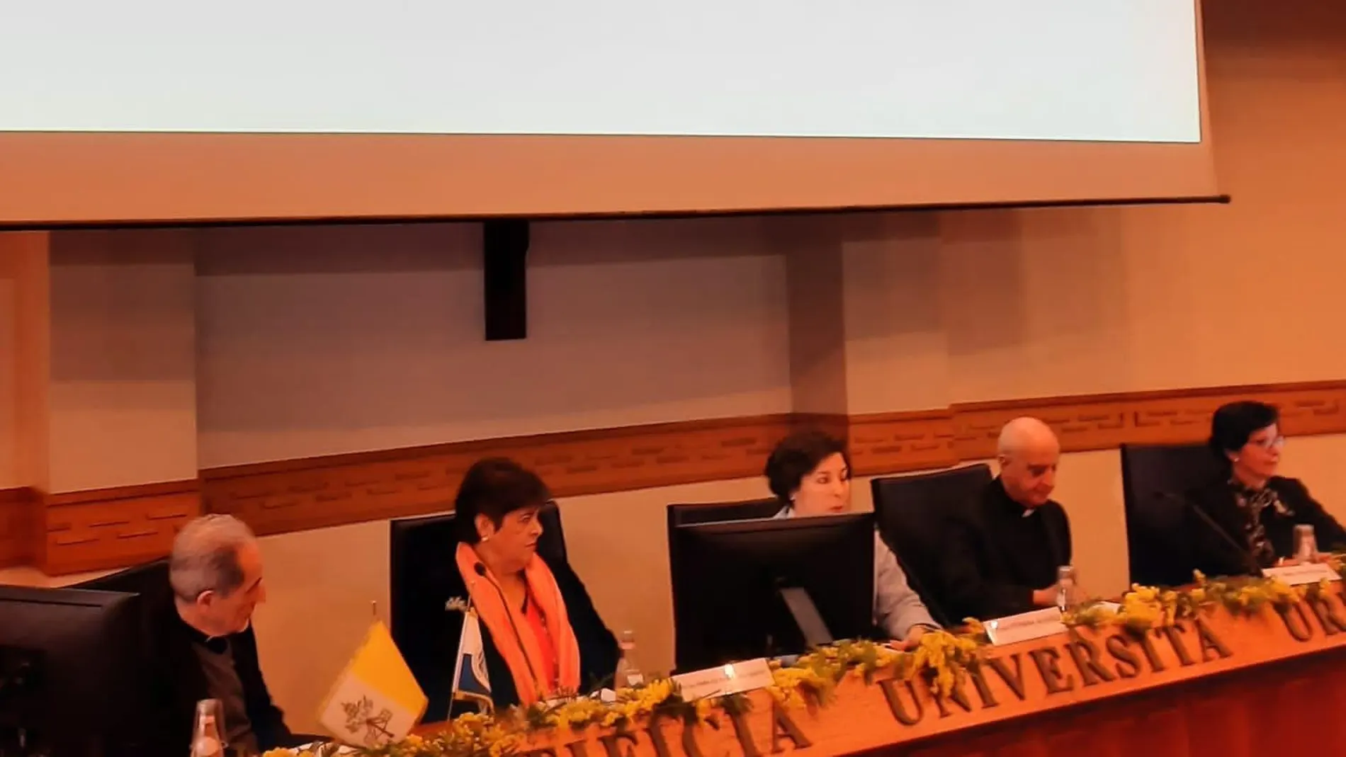 Mesa principal de los participantes en el encuentro de Roma