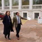 El viceconsejero de asistencia Sanitaria, Jesús García Cruces junto a la directora del Chemcyl, Lidia Blanco, tras presentar la iniciativa "Una mujer comprometida dona sangre"