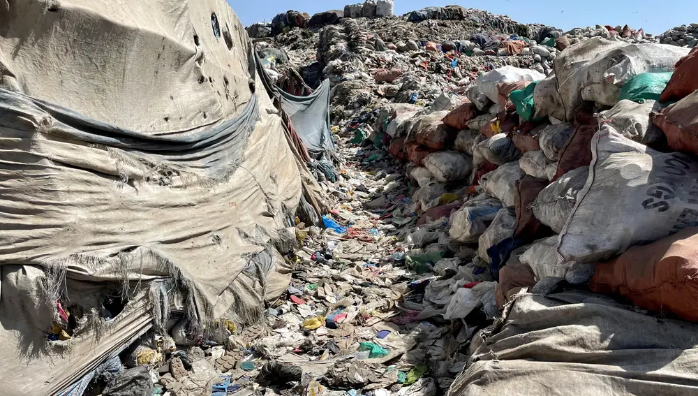 Los buscadores de basura se sirven de senderos para acceder a los puntos más remotos del basurero.
