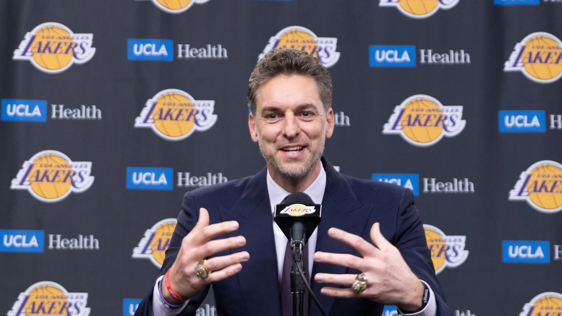 Pau, horas antes de su retirada del número 16 de los Lakers