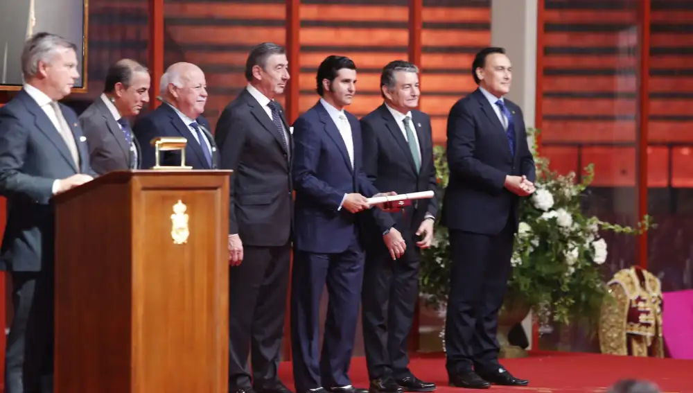 Las autoridades posan con Morante de la Puebla