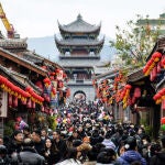 Los turistas visitan, durante las vacaciones de la Fiesta de la Primavera, la ciudad antigua de Jianchang (China)