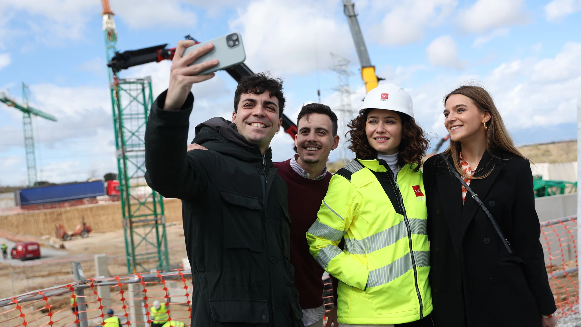 La presidenta de la Comunidad de Madrid, Isabel Díaz Ayuso (2d), se hace una fotografía con varios jóvenes durante su visita a las obras de edificación y el piso piloto de una de las promociones del Plan Vive del Gobierno regional, en San Sebastián de los Reyes, a 9 de marzo de 2023, en Madrid (España). El Plan Vive es un nuevo modelo promovido por la Comunidad de Madrid con la intención de aumentar el número de viviendas asequibles en la región. El objetivo de este plan es que los madrileños se beneficien de alquileres más bajos que los que ofrece el mercado actual. 09 MARZO 2023;PLAN VIVE;VIVIENDA;ASEQUIBLE;ALQUILERES;BAJOS;CASAS;JÓVENES;AYUSO;EDIFICACIÓN;PISO PILOTO Isabel Infantes / Europa Press 09/03/2023