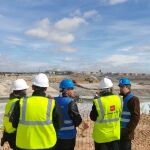 La consejera de Vivienda, Paloma Martín, visitaba este martes las obras de Valdecarros Madrid junto a varios responsables del proyecto.