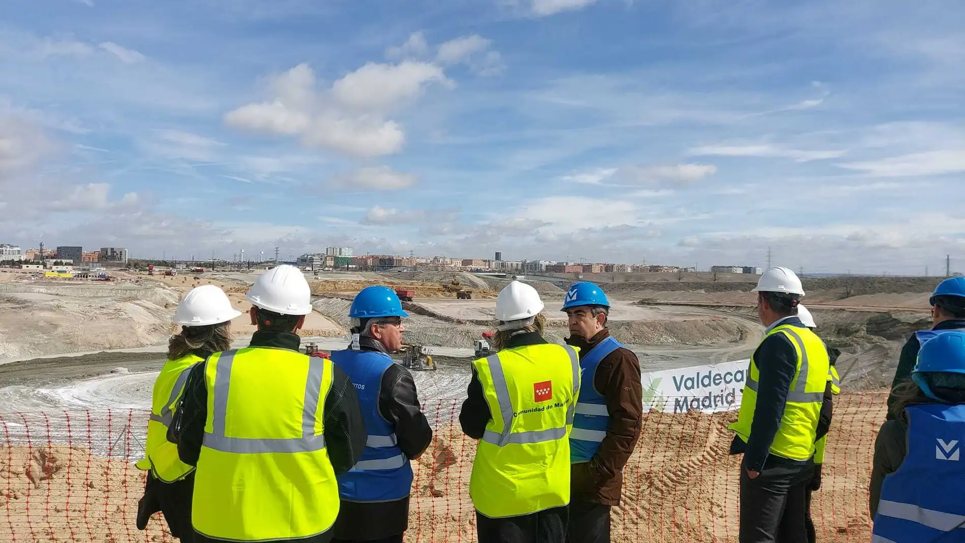 La consejera de Vivienda, Paloma Martín, visitaba este martes las obras de Valdecarros Madrid junto a varios responsables del proyecto.
