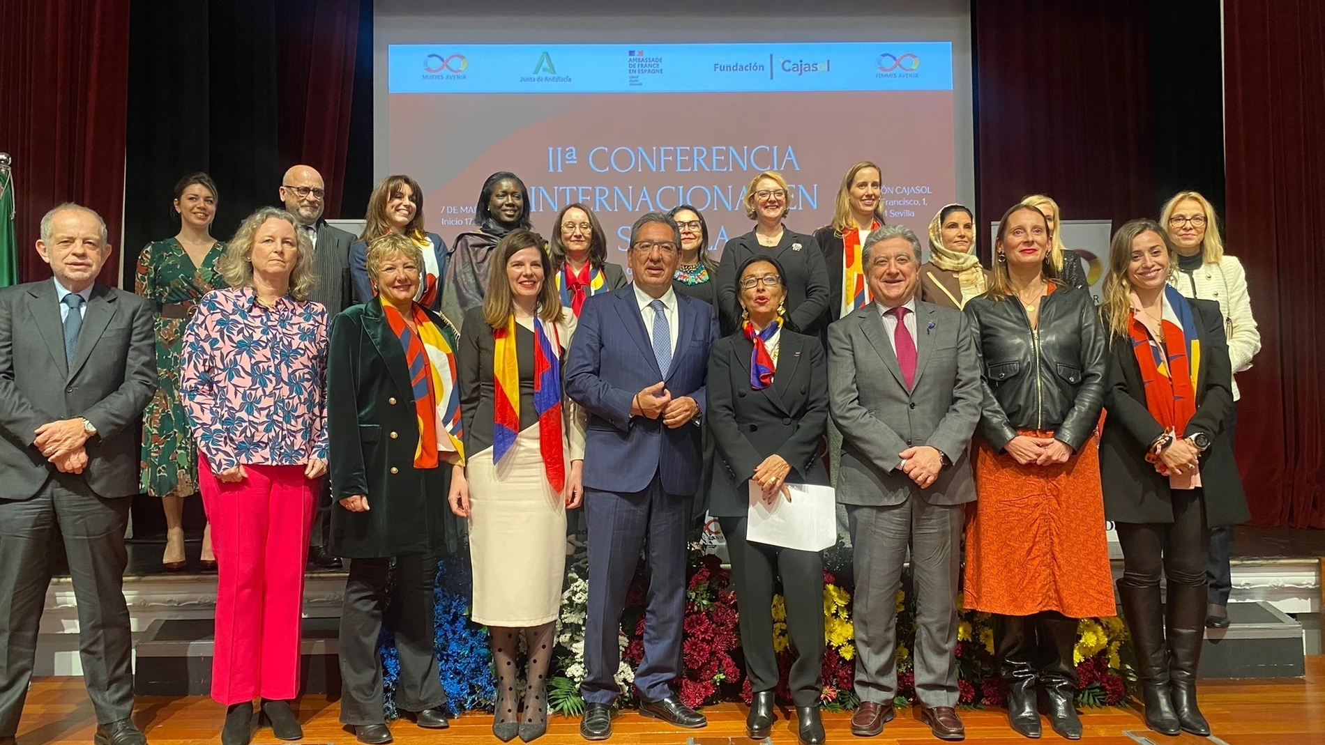 Foto de familia de los participantes en la jornada de debate